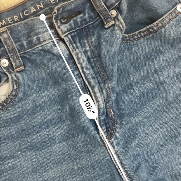 American eagle high rise distressed mom jeans - Picture 4 of 5